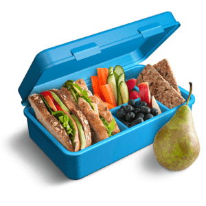 Broodtrommel met broodjes, groente, fruit en crackers.