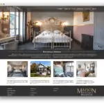Charmant hotel met vintage interieur en tuinzicht.