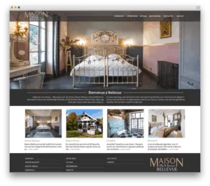 Charmant hotel met vintage interieur en tuinzicht.