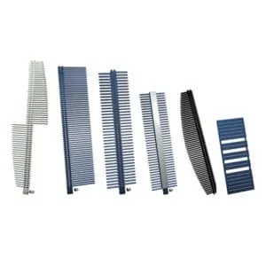 Diverse plastic kammen in verschillende maten.